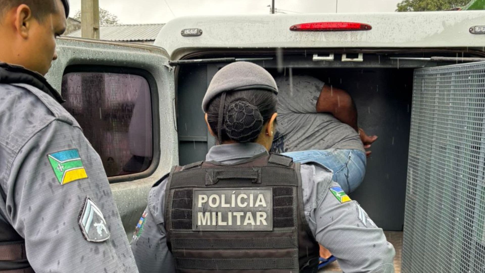 Viatura da Polícia Militar estacionada em rua residencial no bairro Provedor, em Santana, no Amapá.