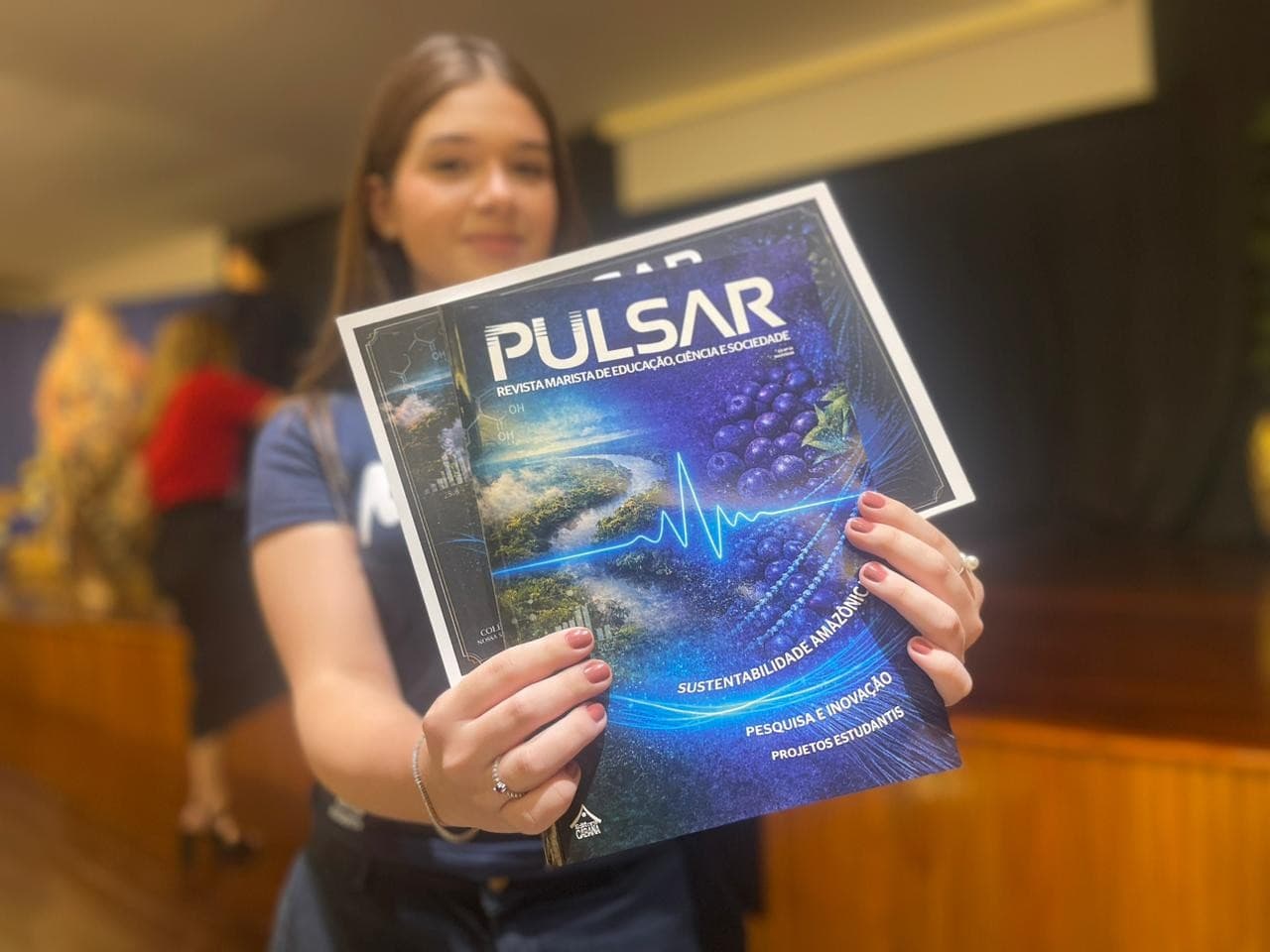 Capa da Revista Pulsar exibida sobre mesa com materiais de pesquisa em Belém.