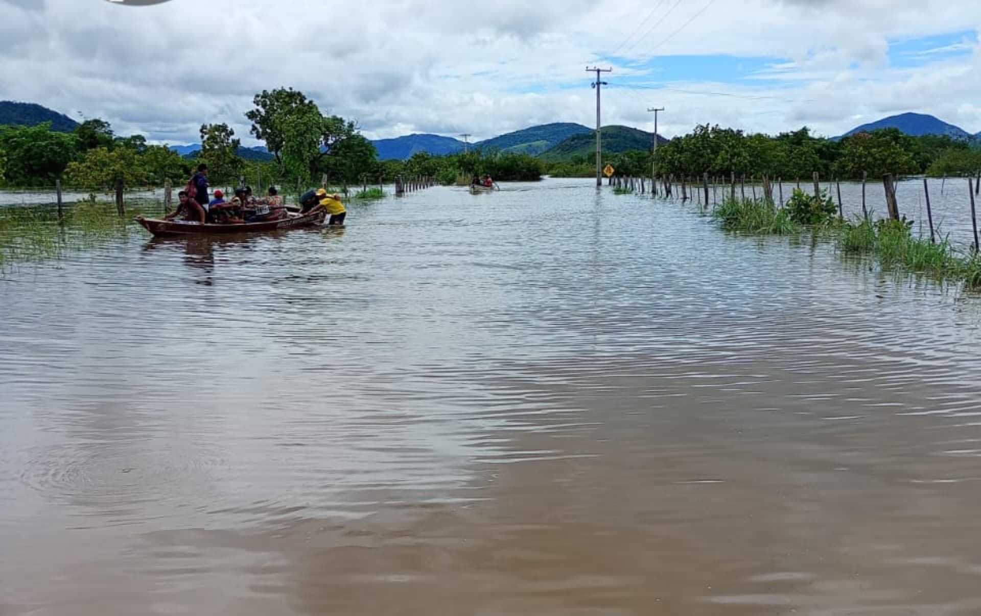 Rua alagada em Normandia mostra casas com água até o meio da porta e carros submersos.