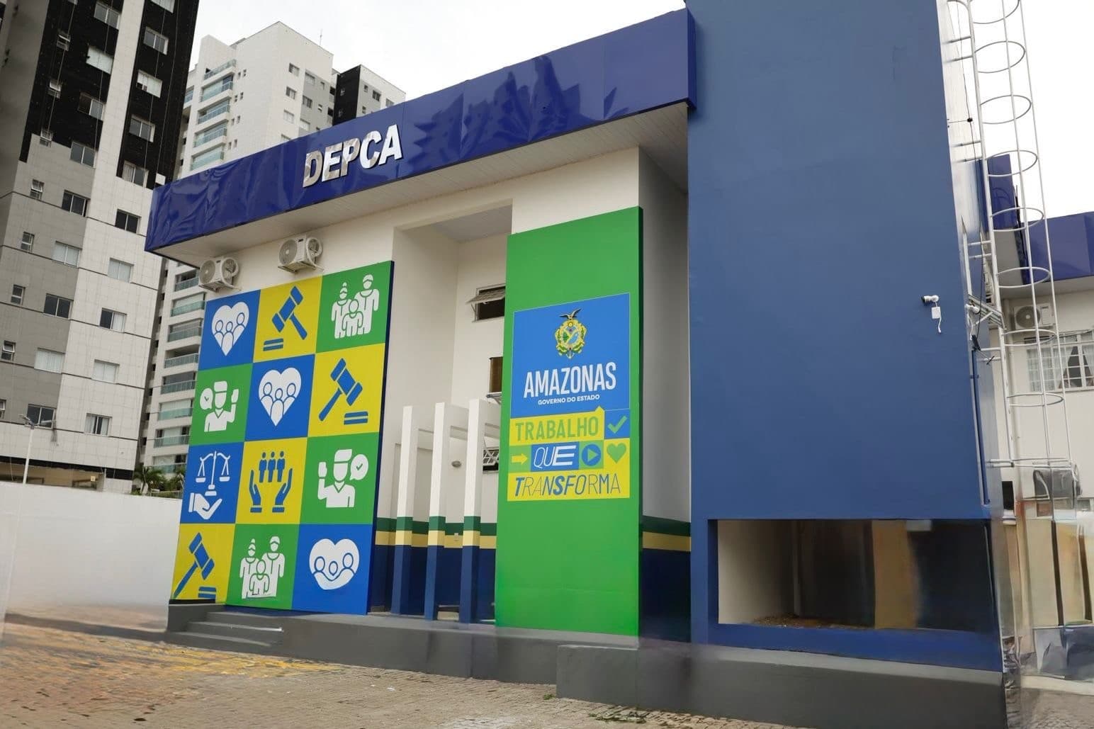 Entrada de prédio da Polícia Civil em Manaus.