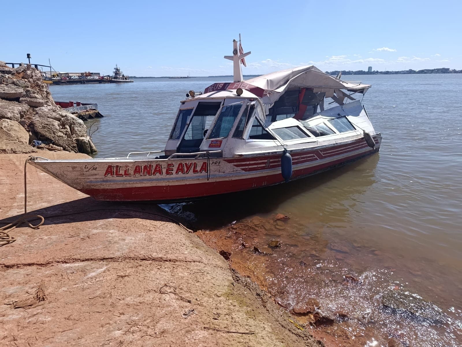 Embarcação destruída encostada em muro de concreto após colisão de balsa em Miritituba.