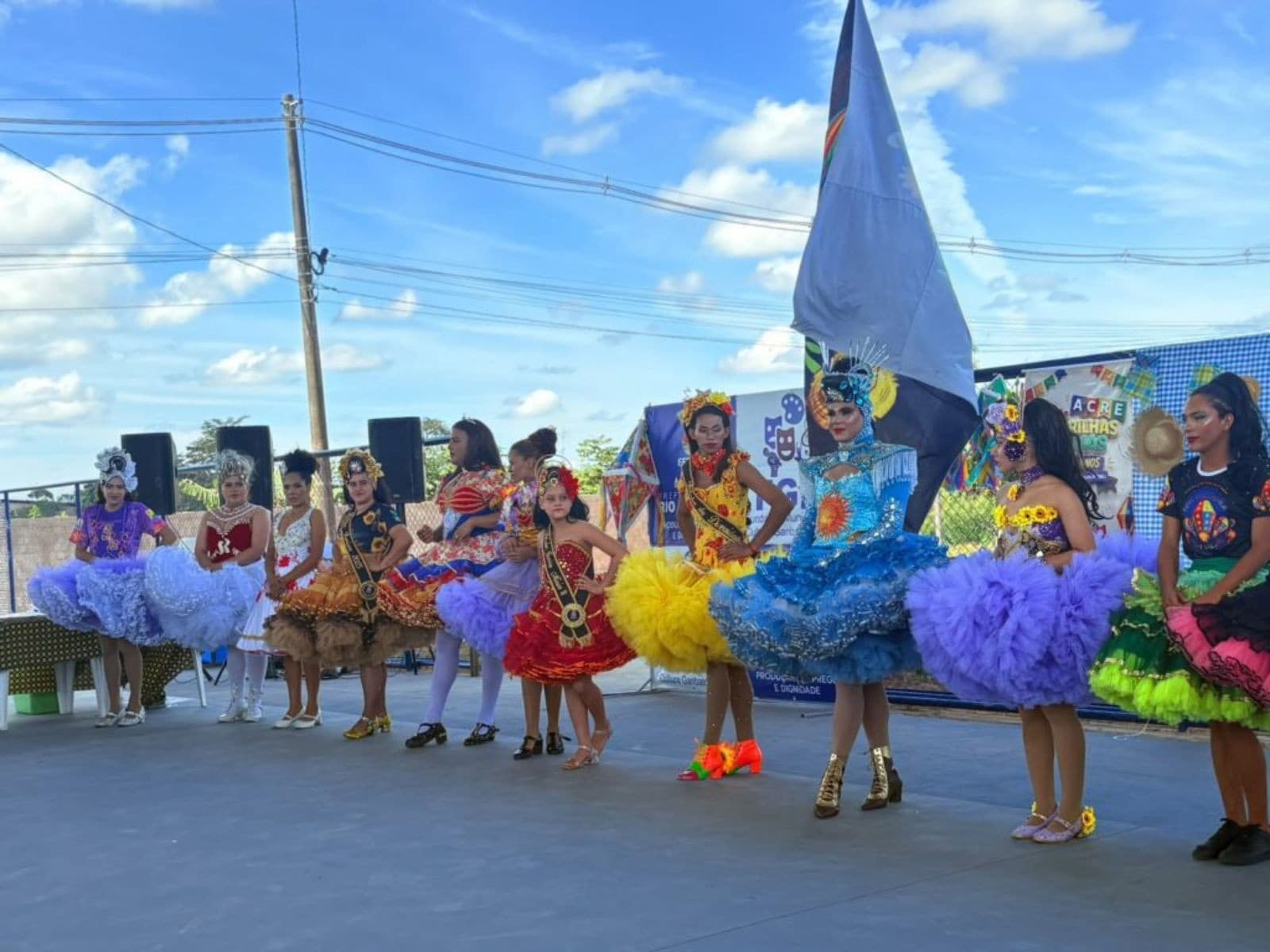 Estrutura de iluminação e palco montada no Quadrilhódromo de Rio Branco durante a noite.