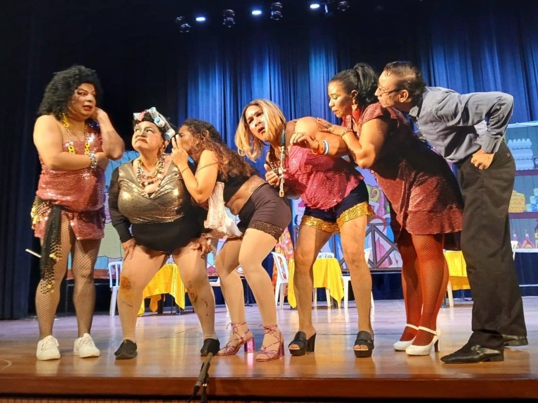 Cena da peça Bar Caboclo com atores caracterizados em palco iluminado do Teatro Municipal de Macapá.