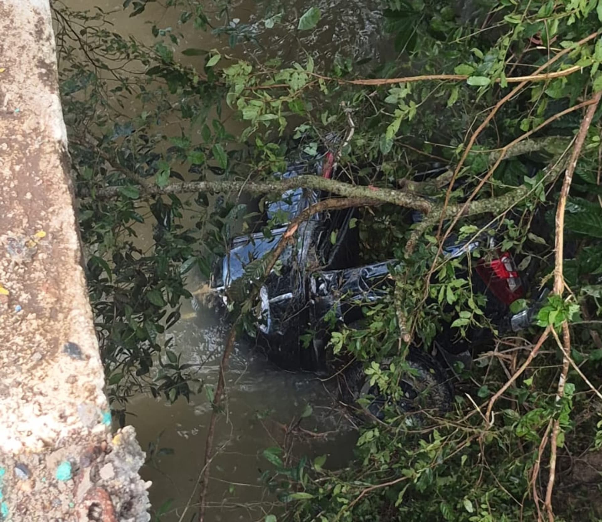 Caminhonete submersa no rio Amajari após queda de ponte na RR-203.
