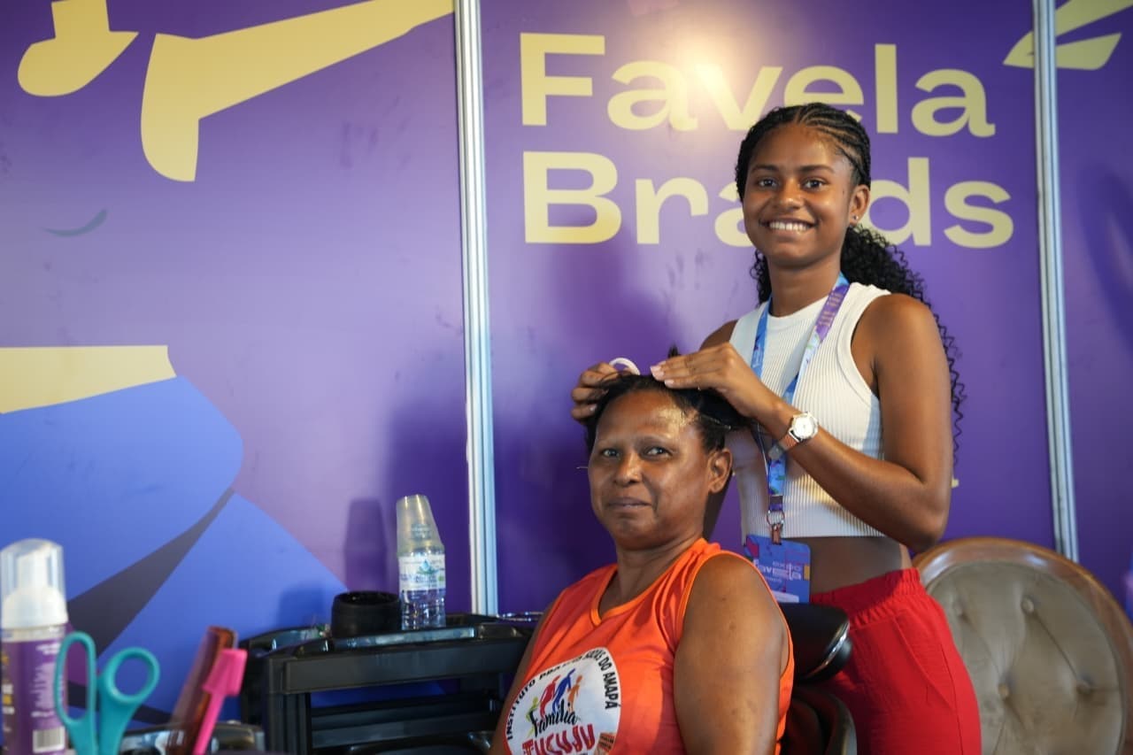 Stands de empreendedores locais durante feira de economia criativa em Macapá.