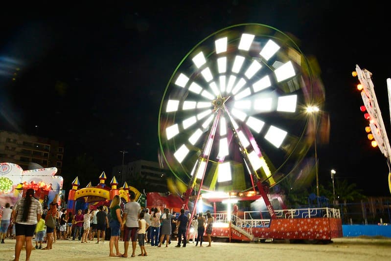 Palco iluminado do festival com apresentação de quadrilha junina no CSU Parque Dez, em Manaus.