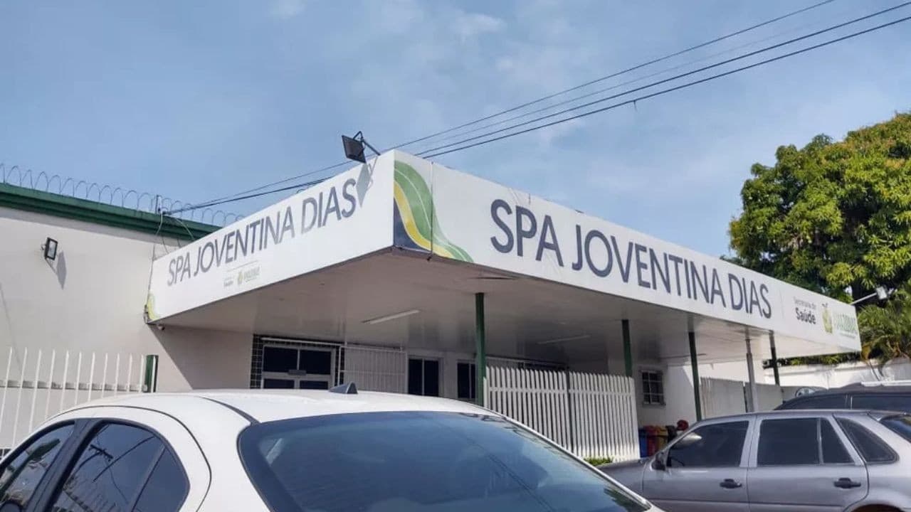 Fachada do Serviço de Pronto Atendimento (SPA) em Manaus durante movimento da manhã.
