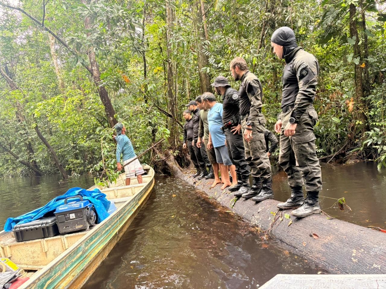 Agentes da Polícia Civil do Amapá realizam fiscalização em área de mata no interior do estado durante operação ambiental.