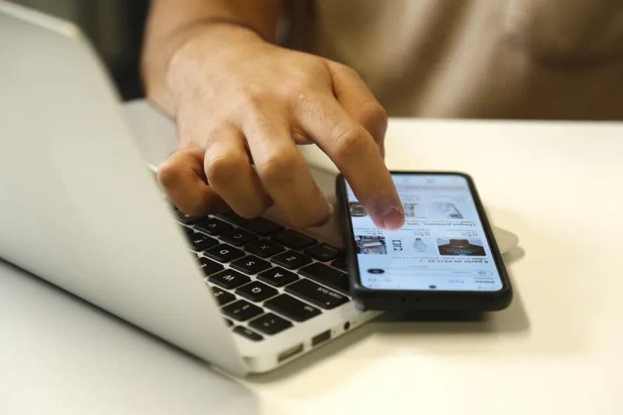 Computador e tablet sobre mesa em escritório com material de produção de conteúdo em Macapá.