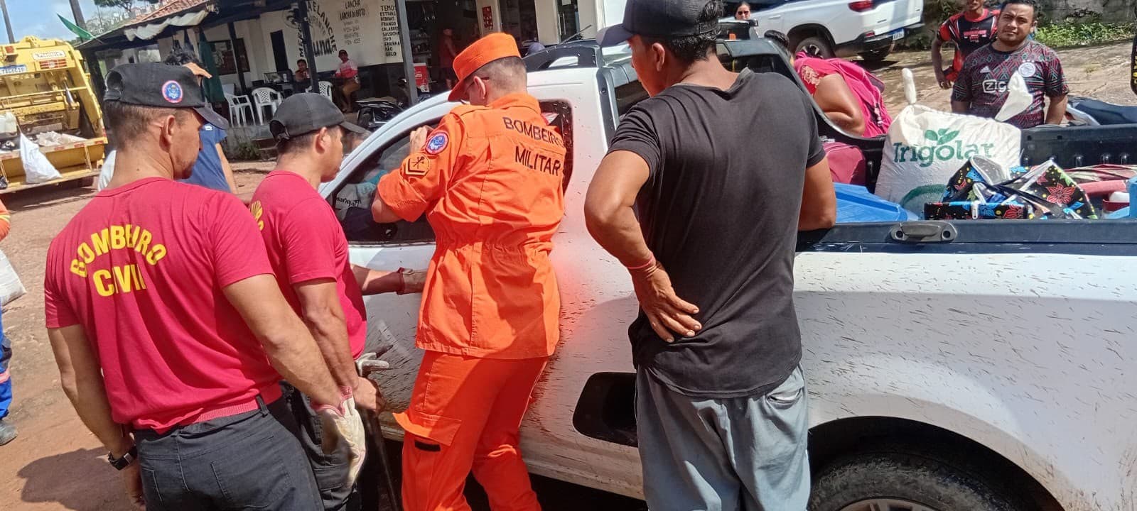 Bombeiros usam ferramenta hidráulica para abrir porta de carro na cidade de Itapiranga, no Amazonas.