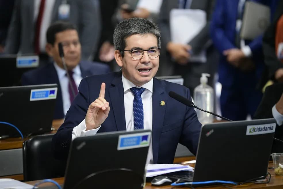Senador Randolfe Rodrigues discursa em evento oficial no plenário do Congresso Nacional.