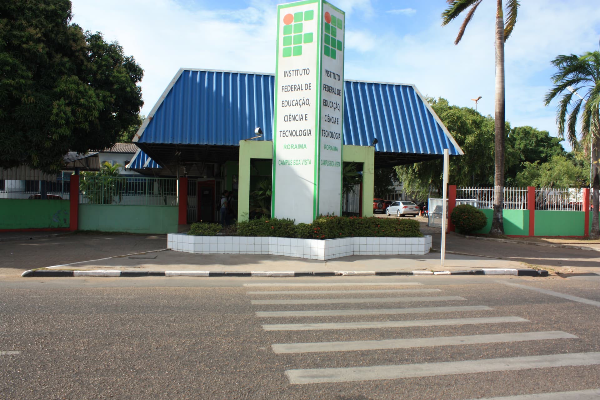 Fachada do campus do IFRR em Boa Vista durante o dia.