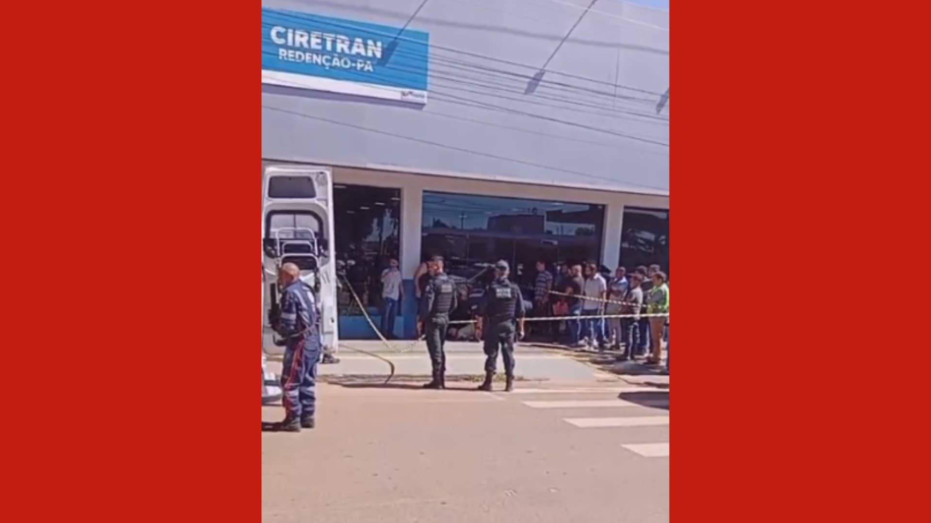 Fitas policiais isolam calçada em frente ao Ciretran em Redenção, no Pará.