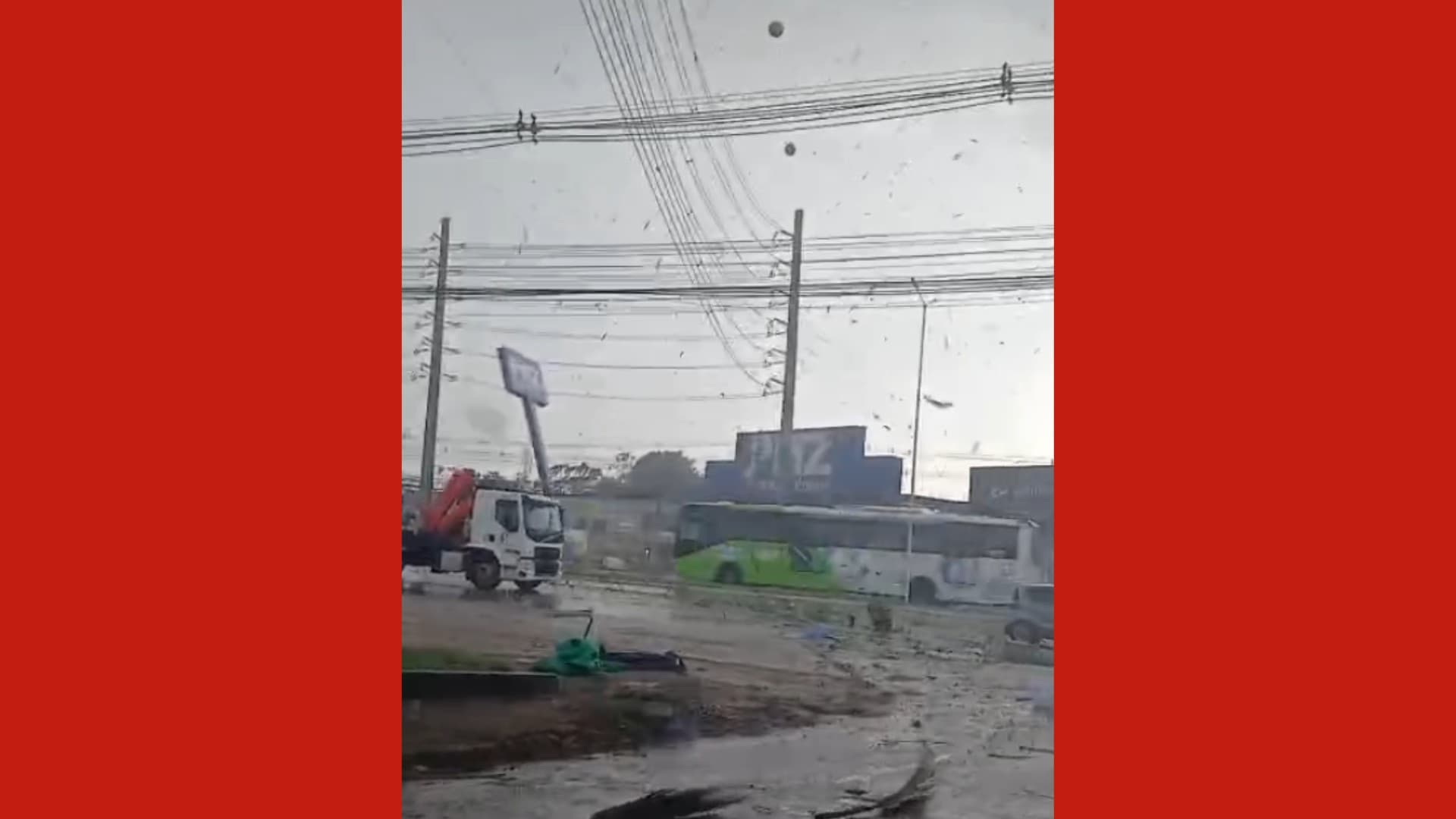 Coluna de poeira levanta da pista da rodovia BR-316 durante ventania forte em Ananindeua.