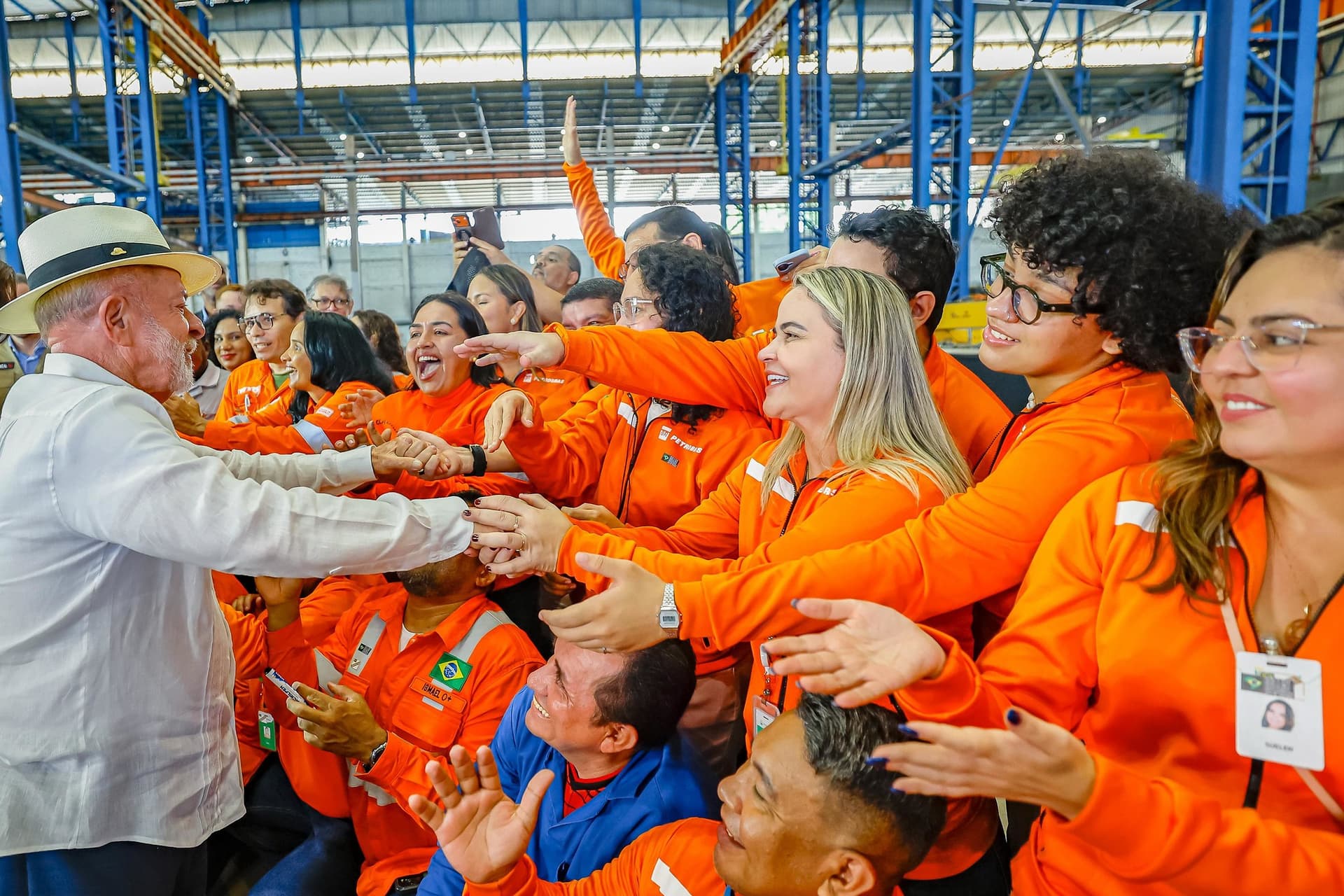 Presidente Lula fala ao microfone durante cerimônia em estaleiro em Manaus.