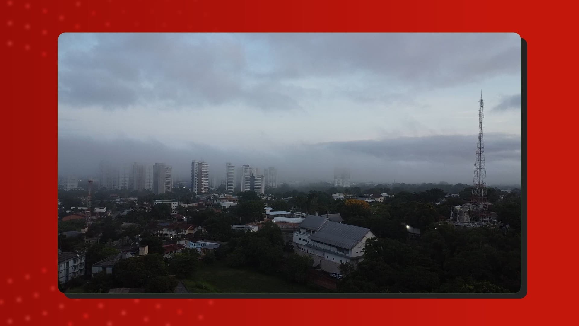 Pista do Aeroporto Eduardo Gomes coberta por neblina densa em Manaus.