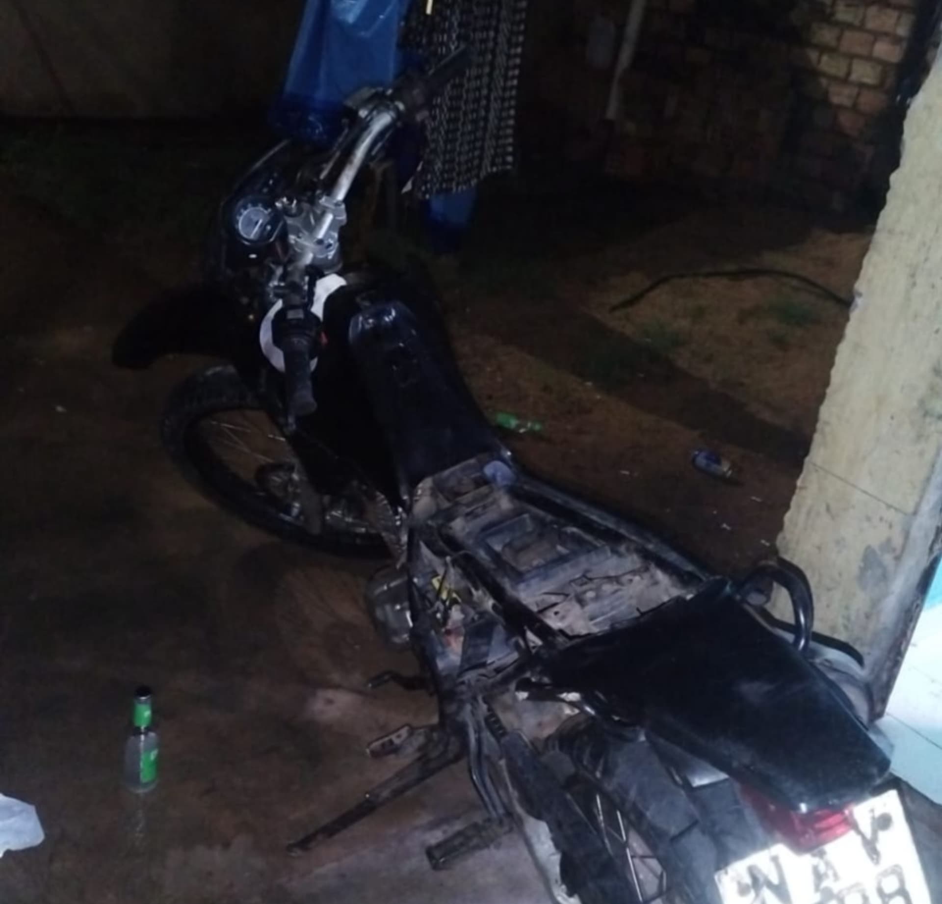Viatura da Polícia Militar estacionada em via residencial do bairro Silvio Leite, em Boa Vista.