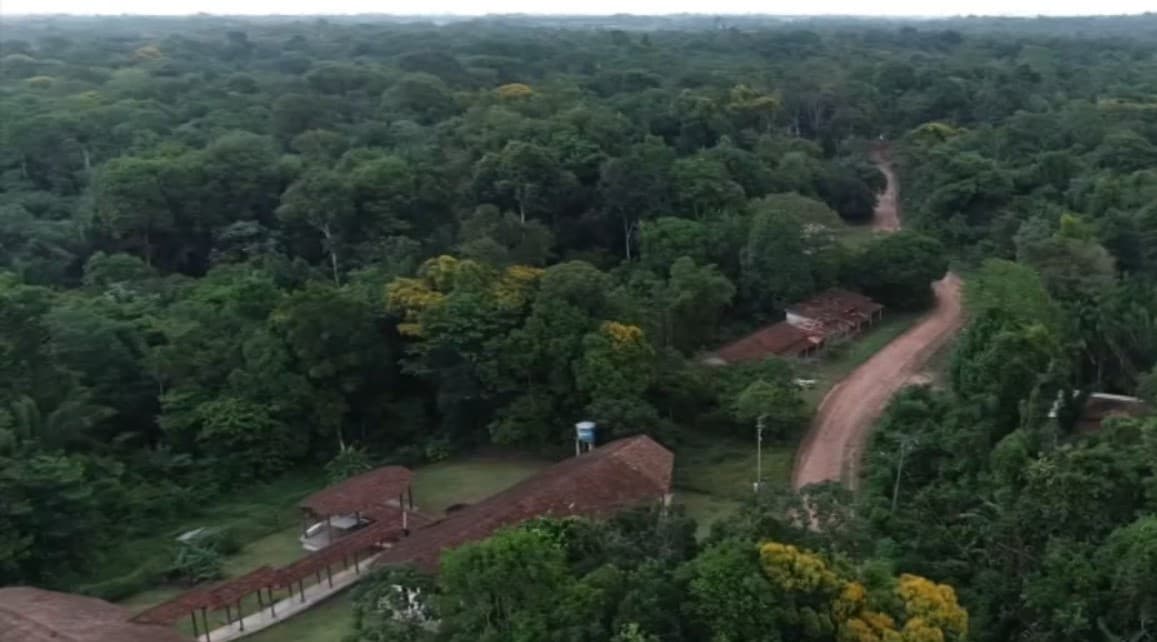 Cerimônia de assinatura de decretos durante evento em Brasília.