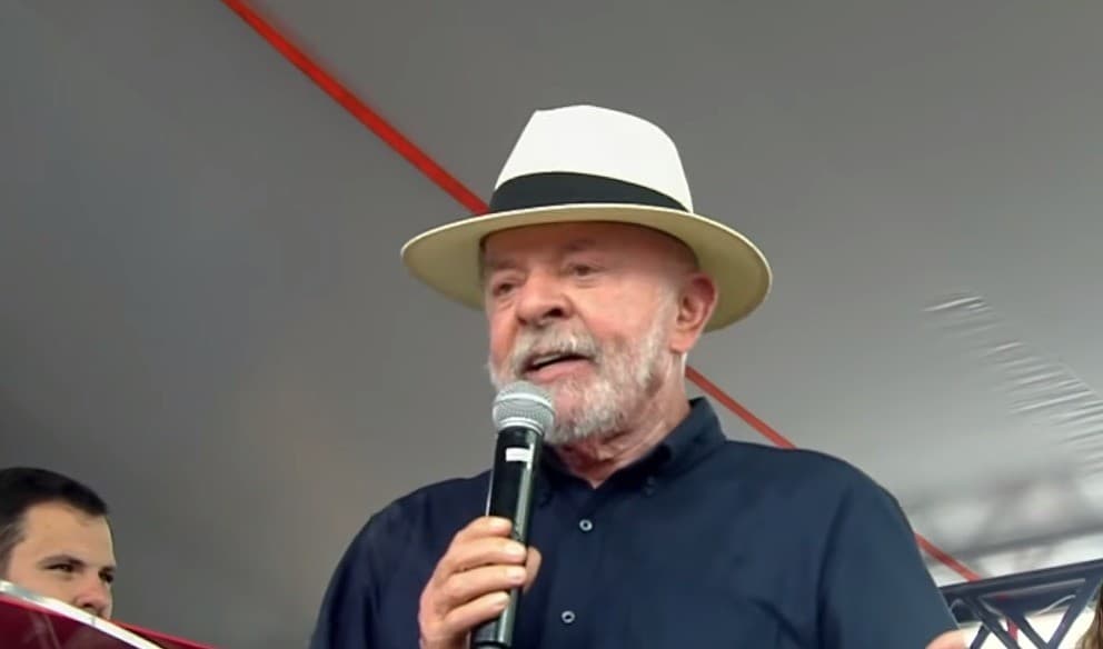 Lula discursando em evento de entrega de casas em Manaus