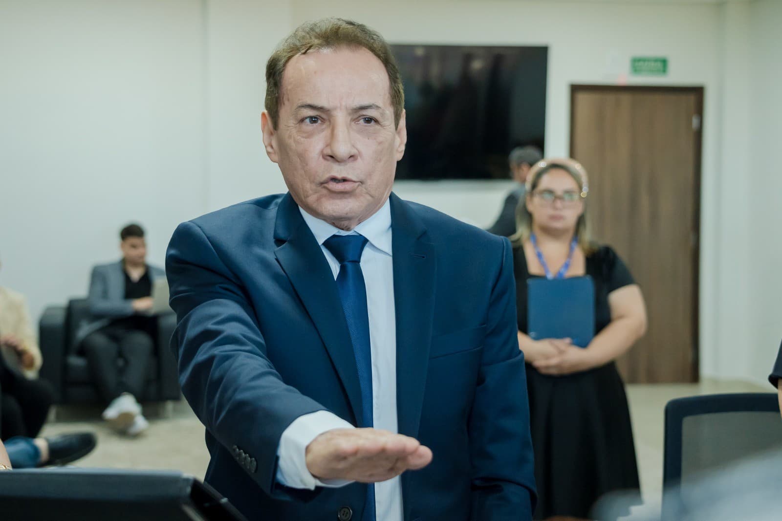 Carlos Lobato assina livro de posse durante cerimônia na Assembleia Legislativa do Amapá.