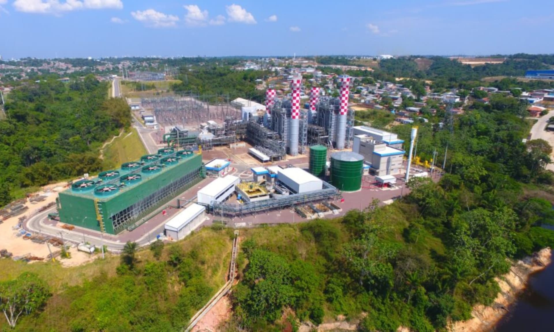 Transformador de energia em área urbana de Manaus durante operação de manutenção.