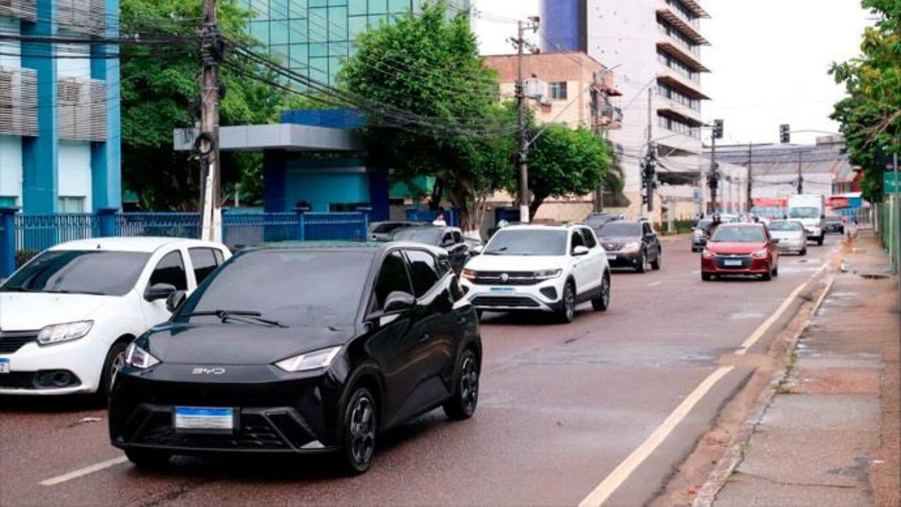Motorista confere datas de imposto em aplicativo de celular em Manaus.