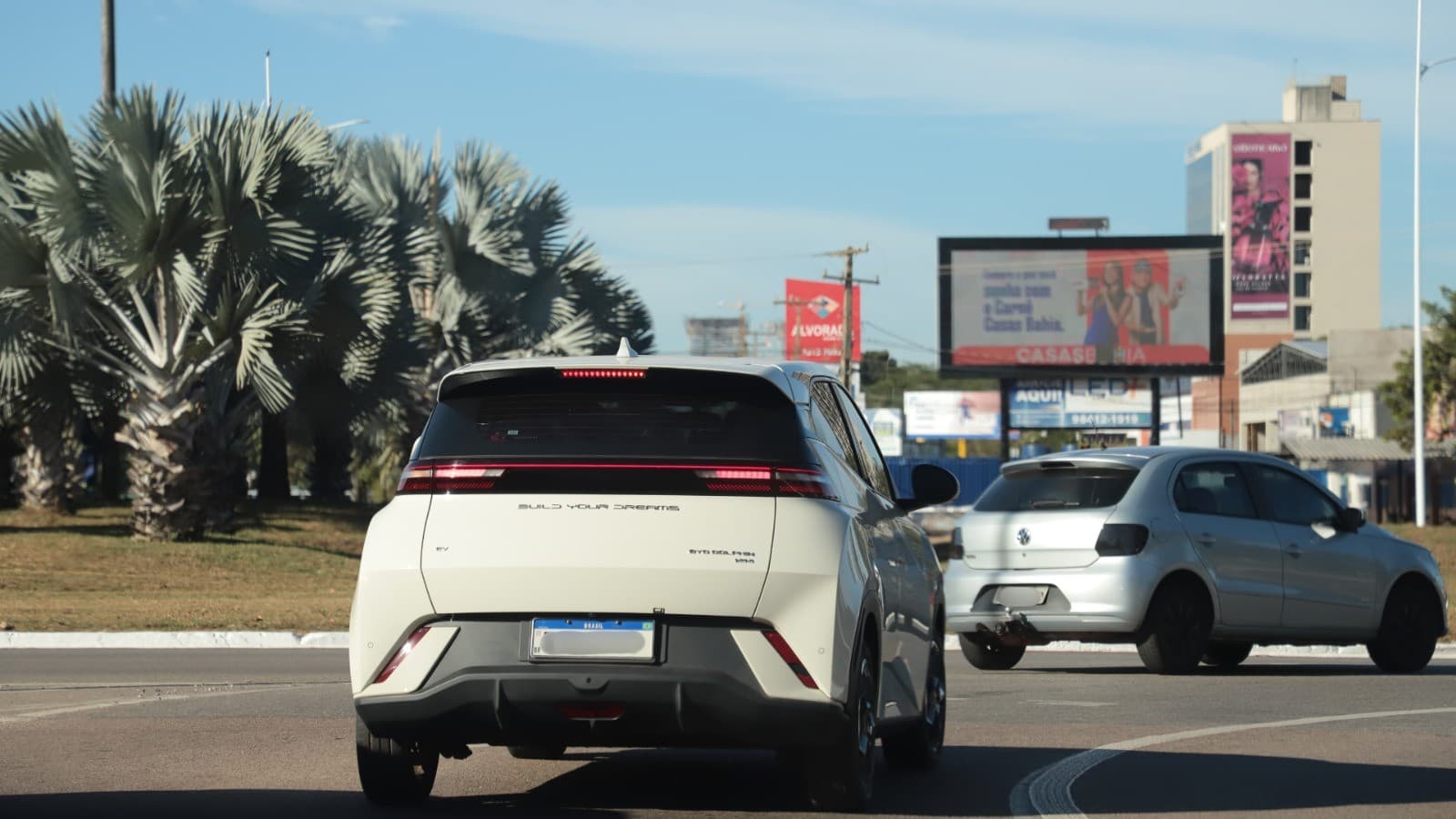 Veículo elétrico plugado em estação de carregamento em estacionamento de shopping em Palmas.