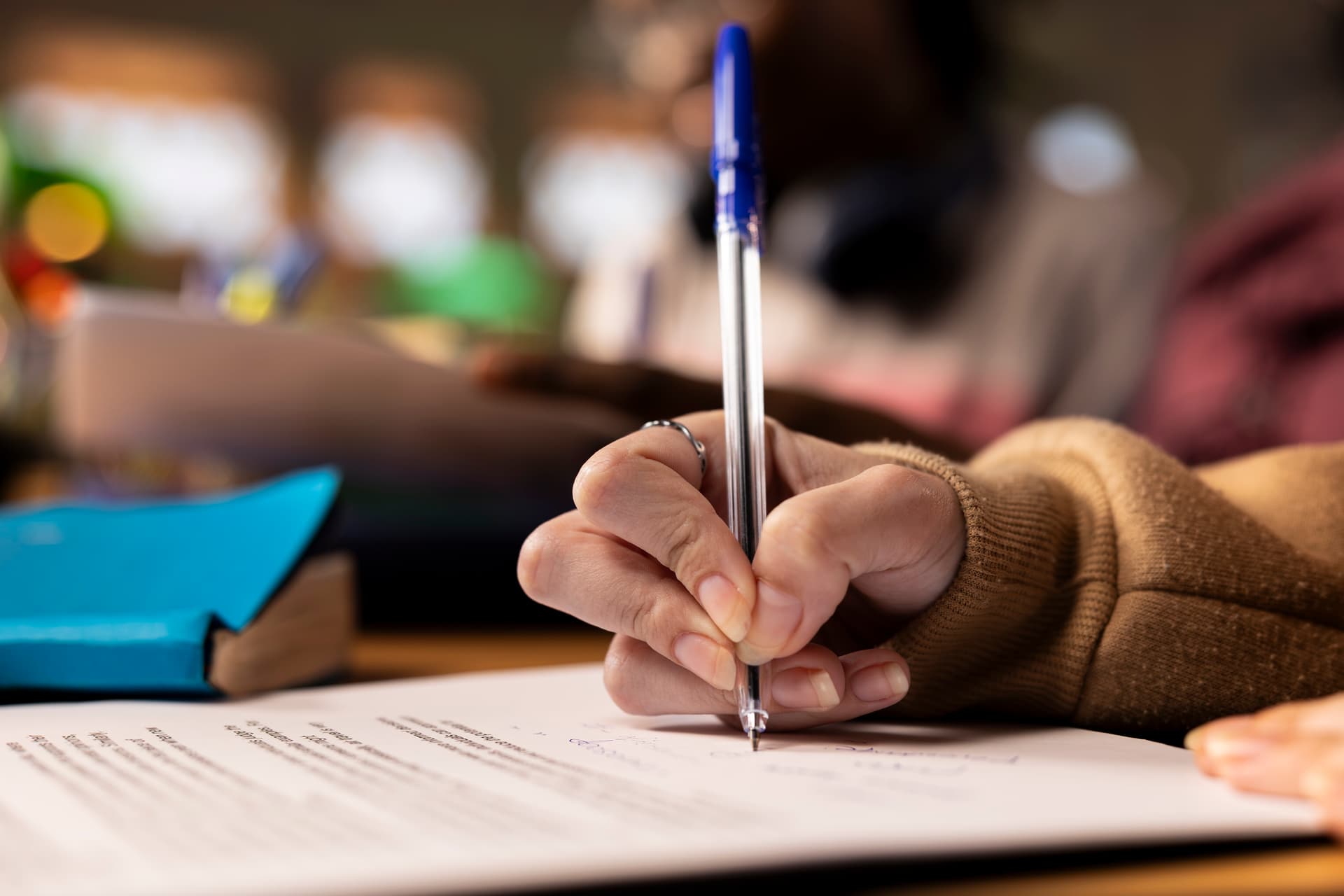 Edital do concurso da Unifap exposto em mesa com canetas e dados de inscrição.
