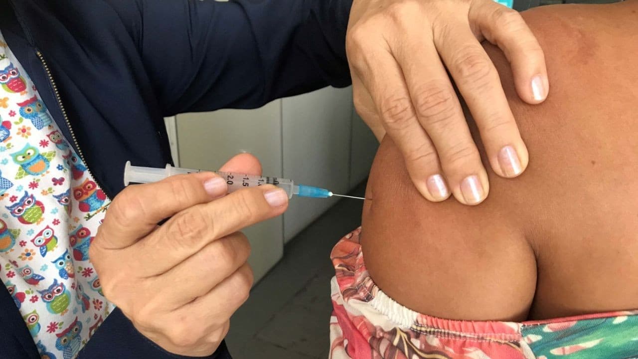 Pacientes aguardam na fila de uma Unidade Básica de Saúde em Manaus durante campanha de vacinação.