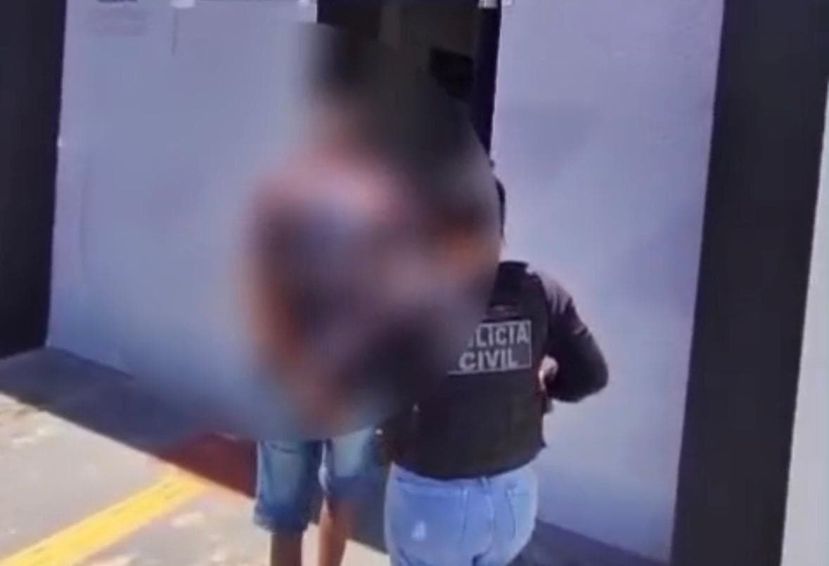 Viatura da Polícia Civil estacionada em via pública de Santana, no Amapá.