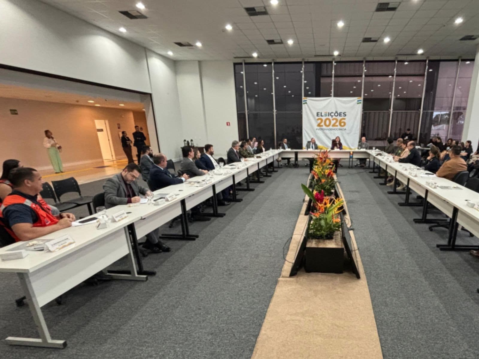Sala de reuniões do Tribunal Regional Eleitoral do Acre durante planejamento de segurança.