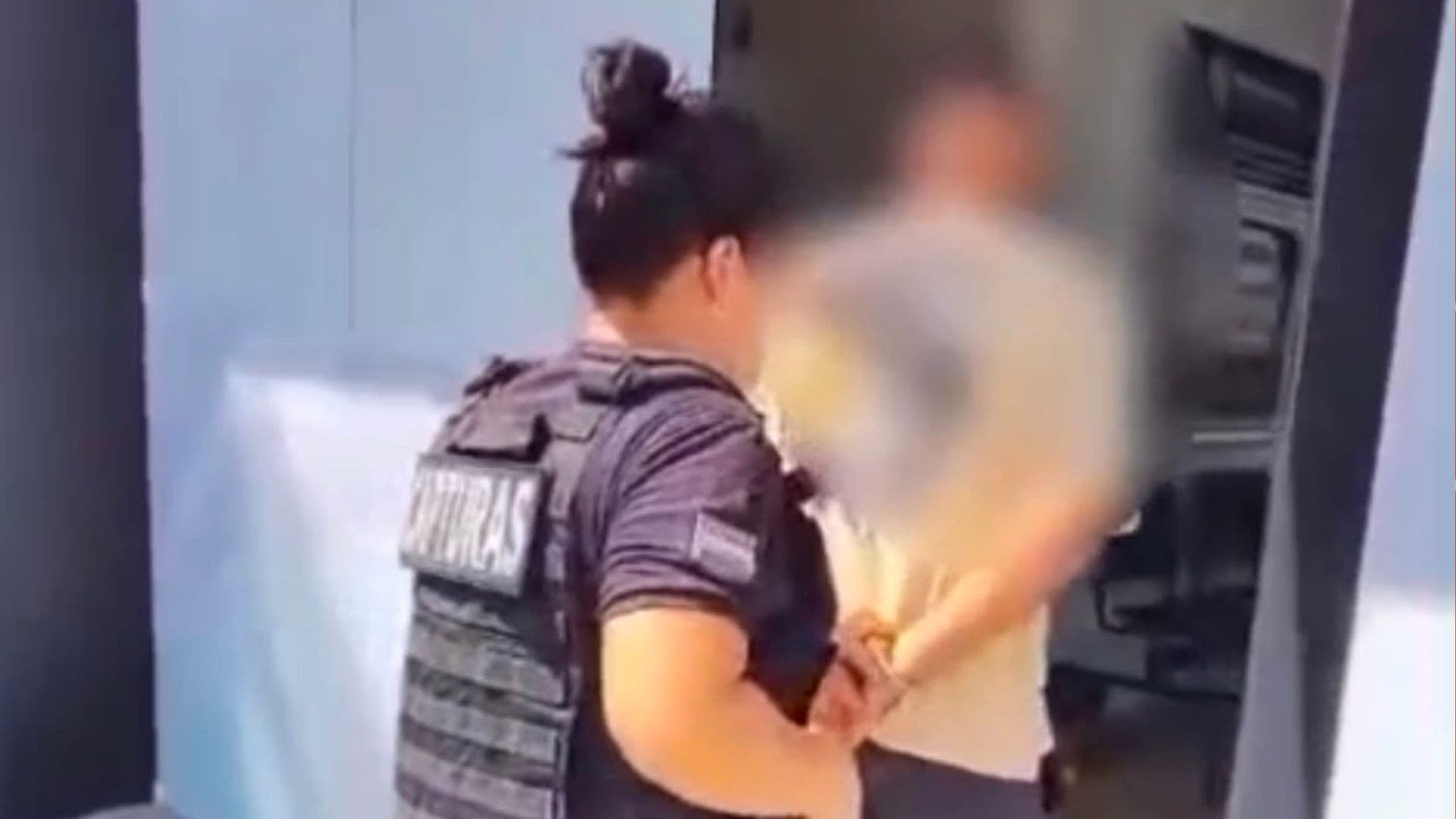 Viatura da Polícia Civil estacionada em via pública de Santana no Amapá durante operação.