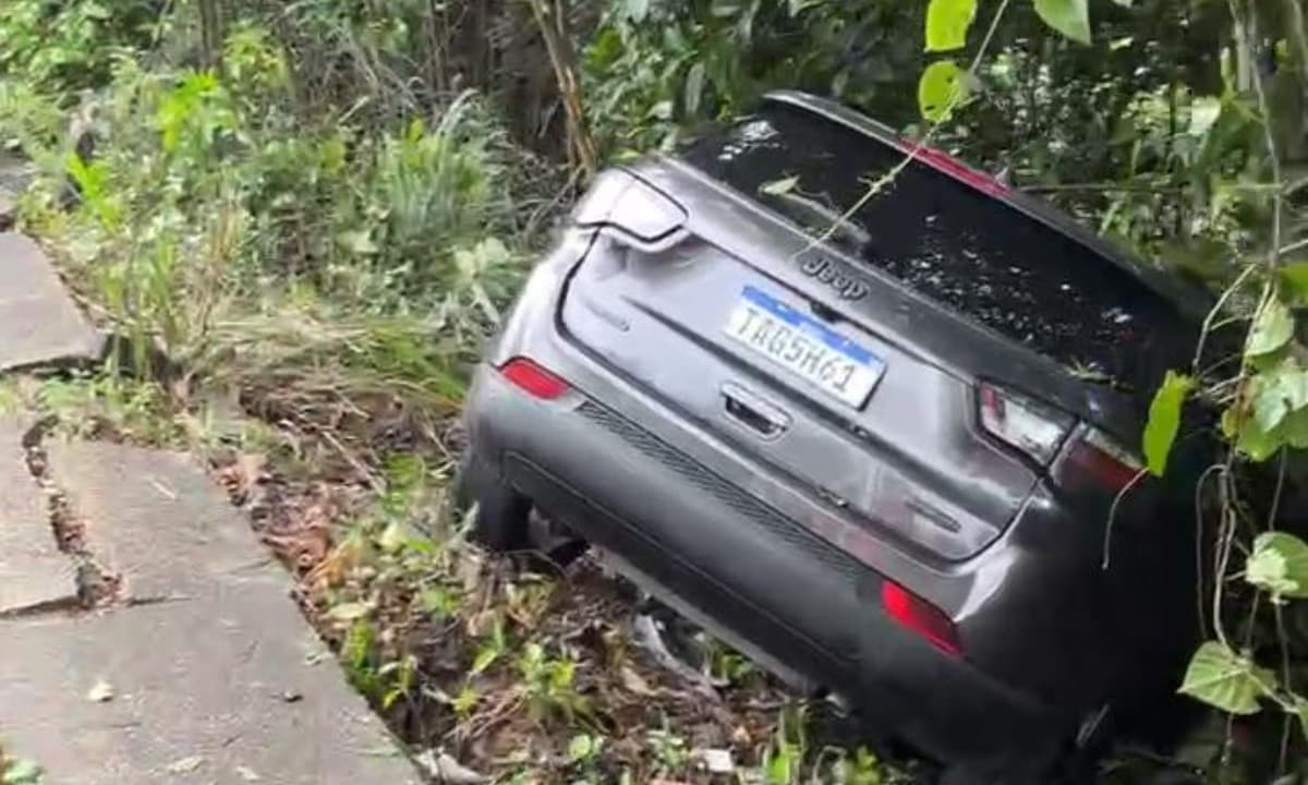 Veículo de passeio encostado em árvores à margem de asfalto em área de mata na Zona Oeste de Manaus.