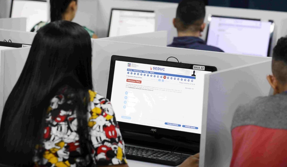 Pessoa utiliza celular para fazer inscrição em exame educacional em Manaus.