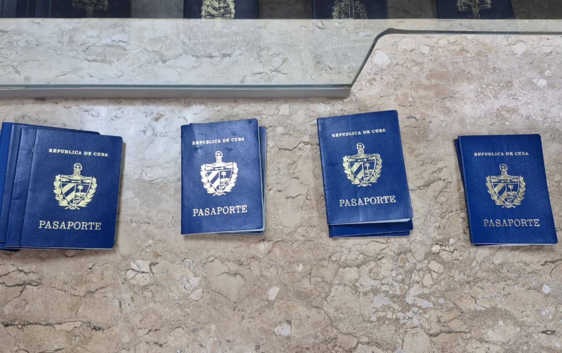Viaturas da Polícia Rodoviária Federal paradas na BR-401 durante abordagem de veículos suspeitos.