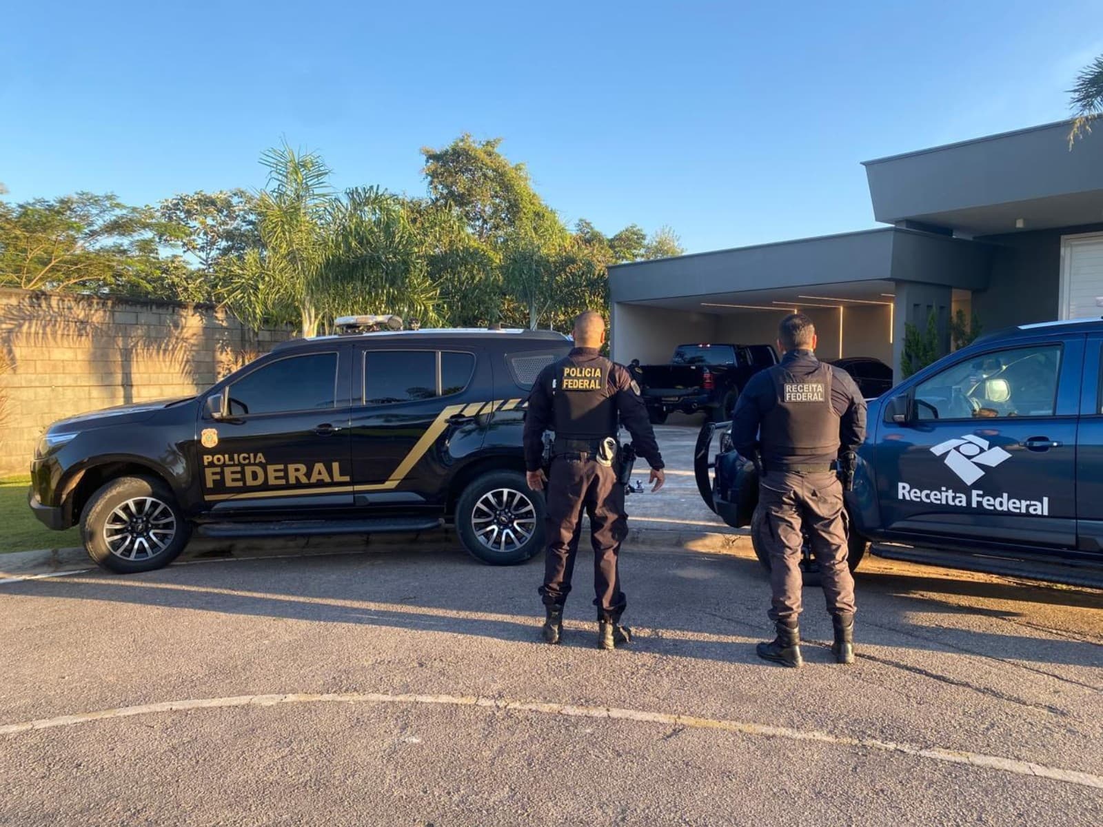 Polícia Federal cumprindo mandado de busca e apreensão em propriedade rural durante a Operação Rota do Fim.