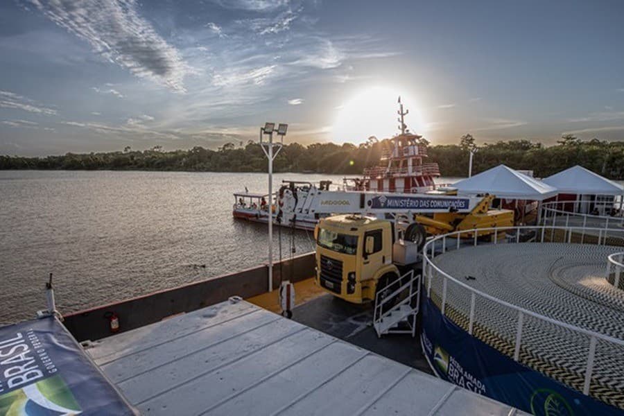 Cabos de fibra óptica são instalados no leito do rio Amazonas para conectar o Amapá ao restante do país.