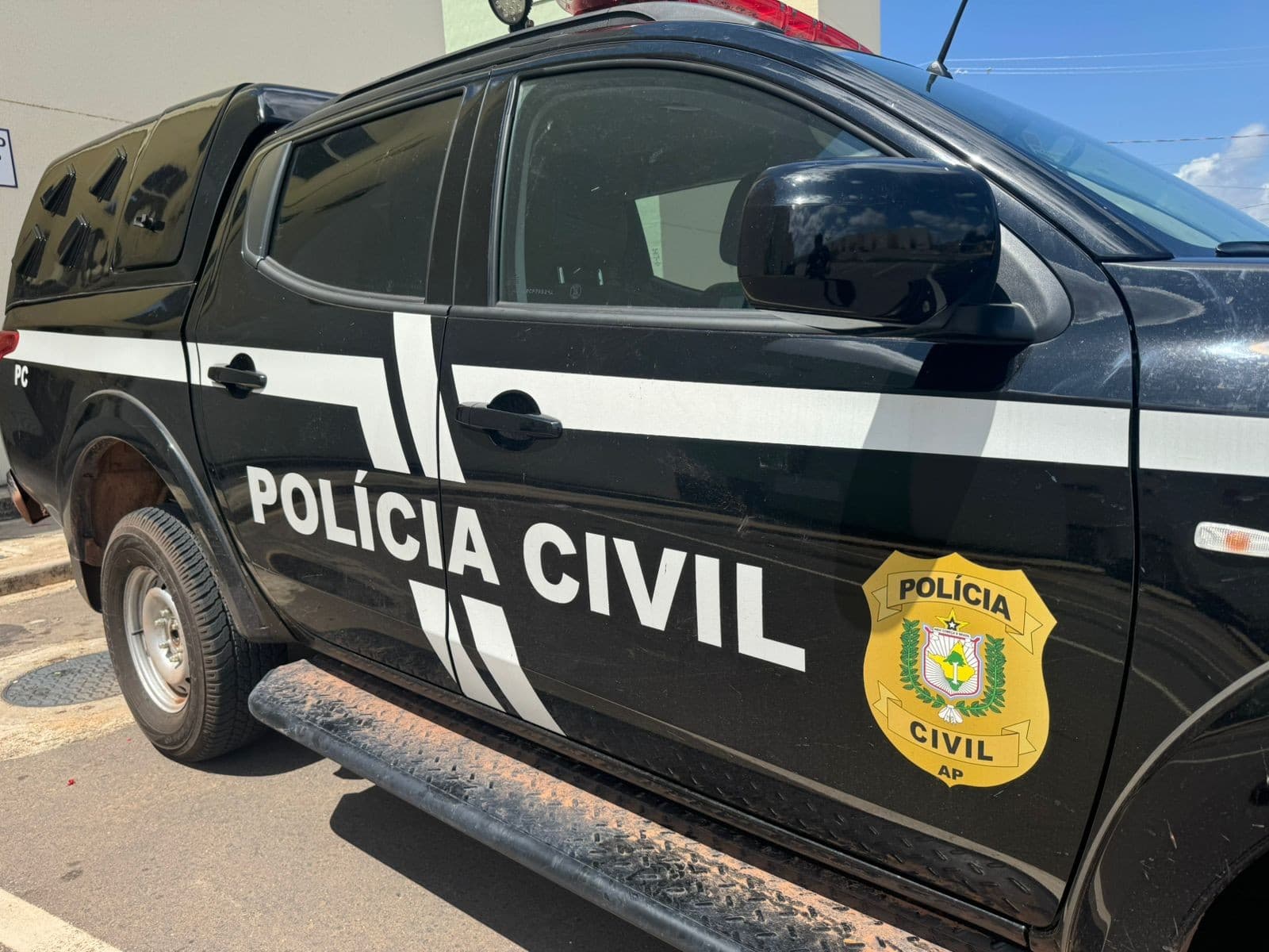 Viatura da Polícia Civil estacionada em via pública de município do interior do Amapá.