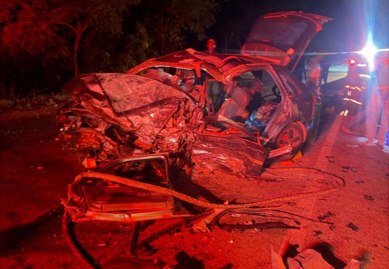 Polícia rodoviária e peritos trabalham no local de colisão frontal na TO-110, no sul do Tocantins.
