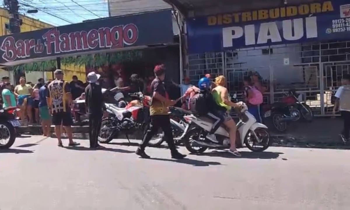 Destroços de mureta de concreto no chão de ponto de ônibus na Avenida Itacolomi.