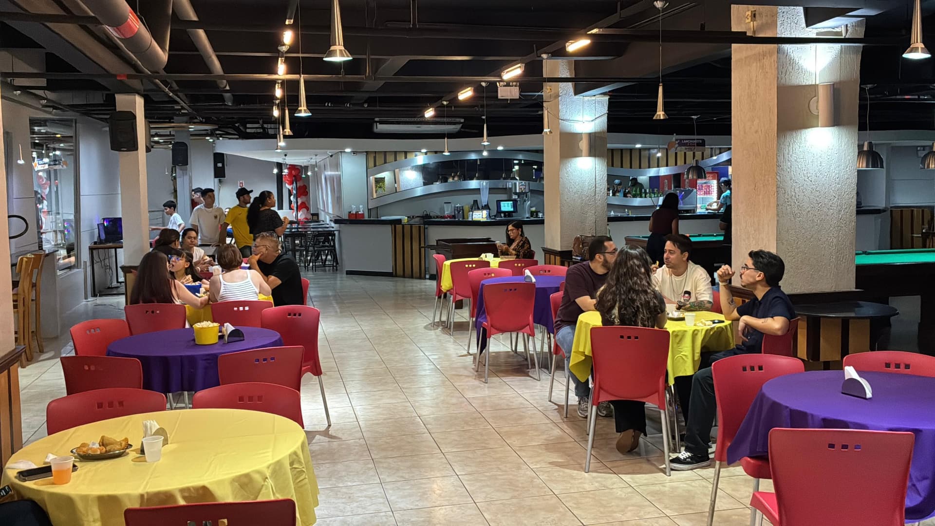 Profissionais de mercado conversam em área de lazer durante evento do Grupo Rede Amazônica em Manaus.