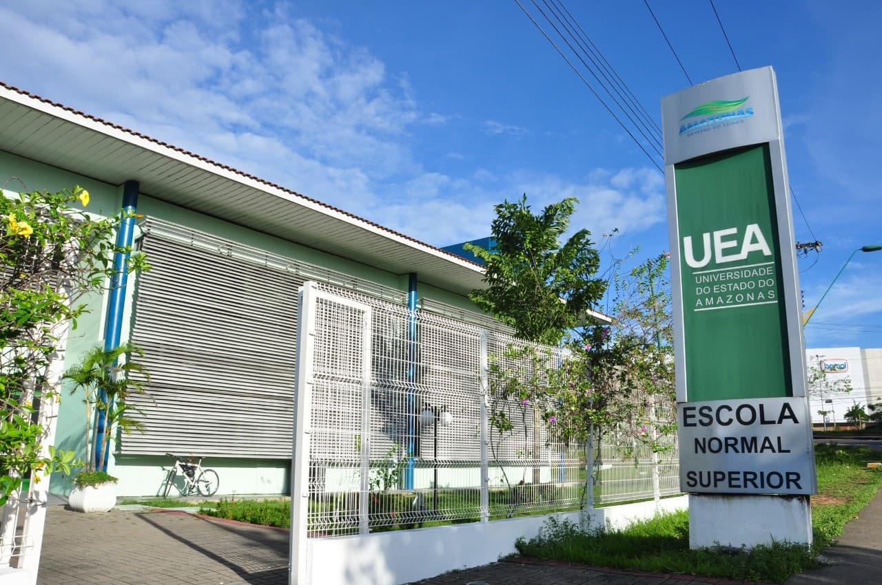 Fachada da Escola Normal Superior da UEA na Avenida Djalma Batista, bairro Chapada, em Manaus.