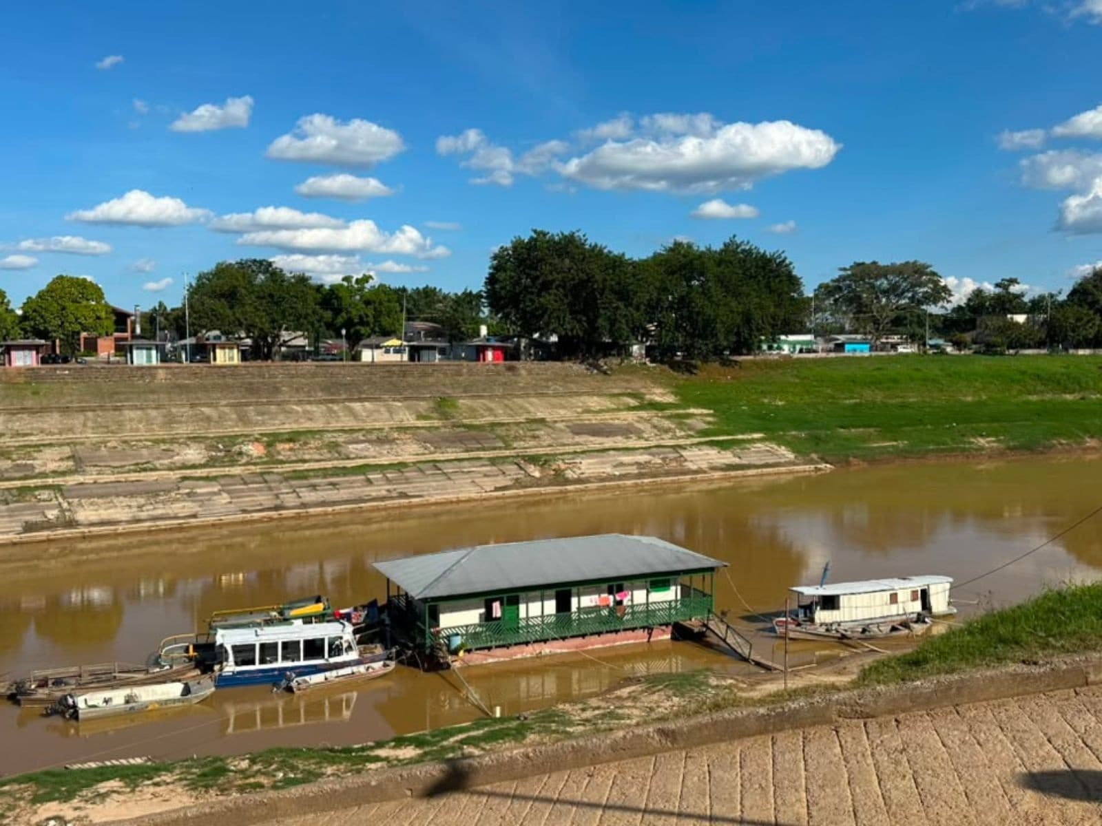 Vegetação exposta e solo seco nas margens do Rio Acre no centro de Rio Branco.