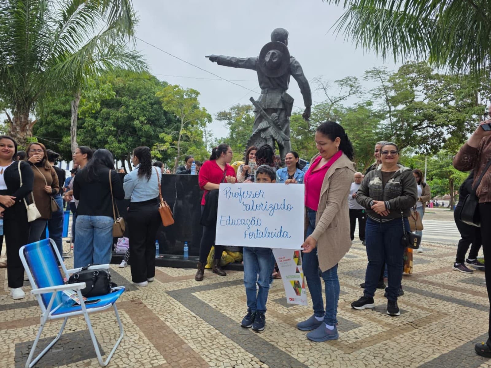 Professores e representantes do sindicato se cumprimentam durante audiência no Tribunal de Justiça do Acre.