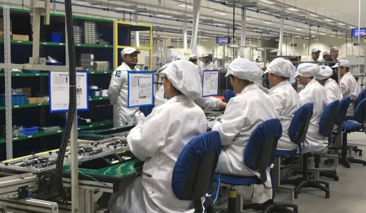 Linha de montagem em operação em fábrica do Polo Industrial de Manaus.