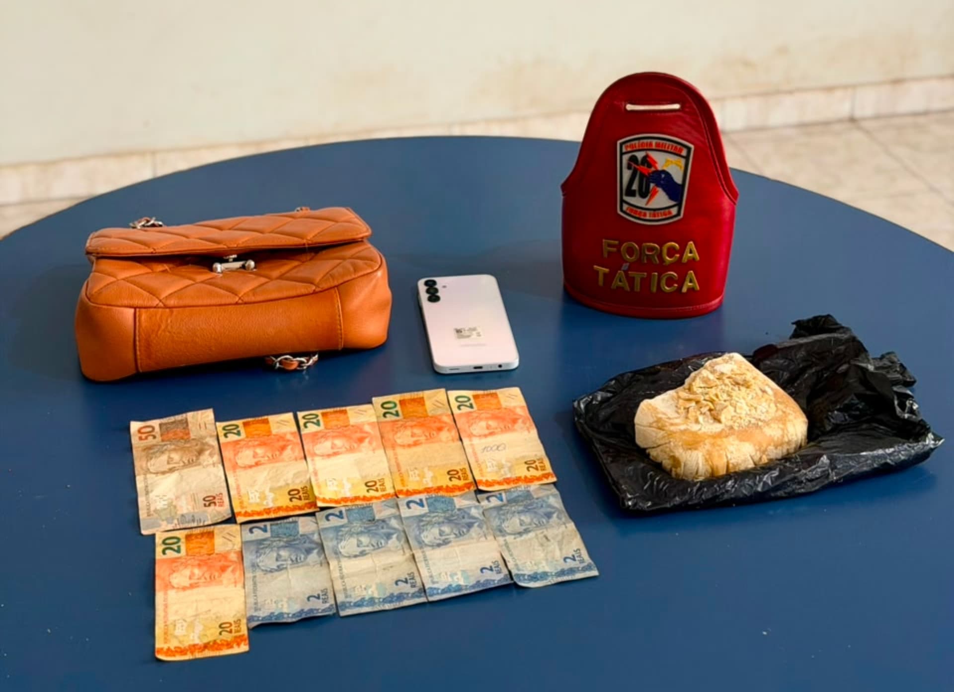 Viatura da Polícia Militar em via pública de Boa Vista durante patrulhamento noturno.