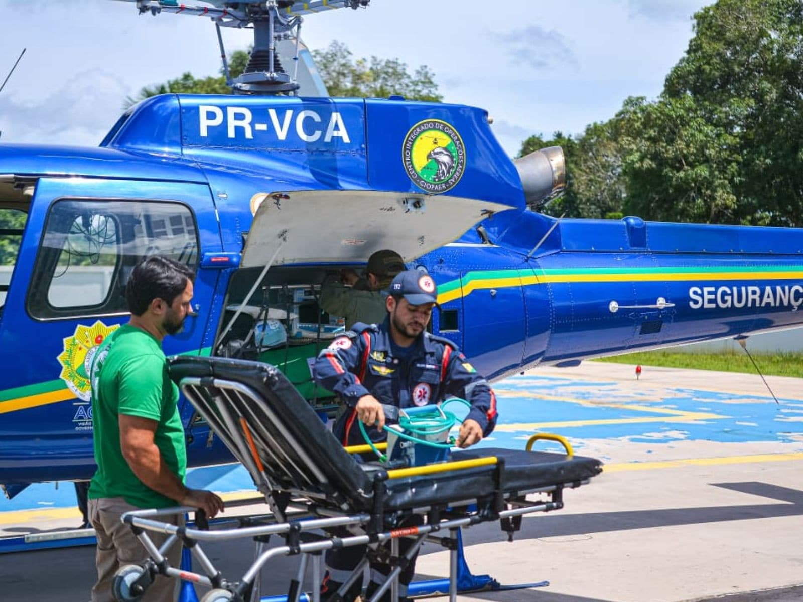 Avião pequeno pousa em pista de terra na floresta do Acre.