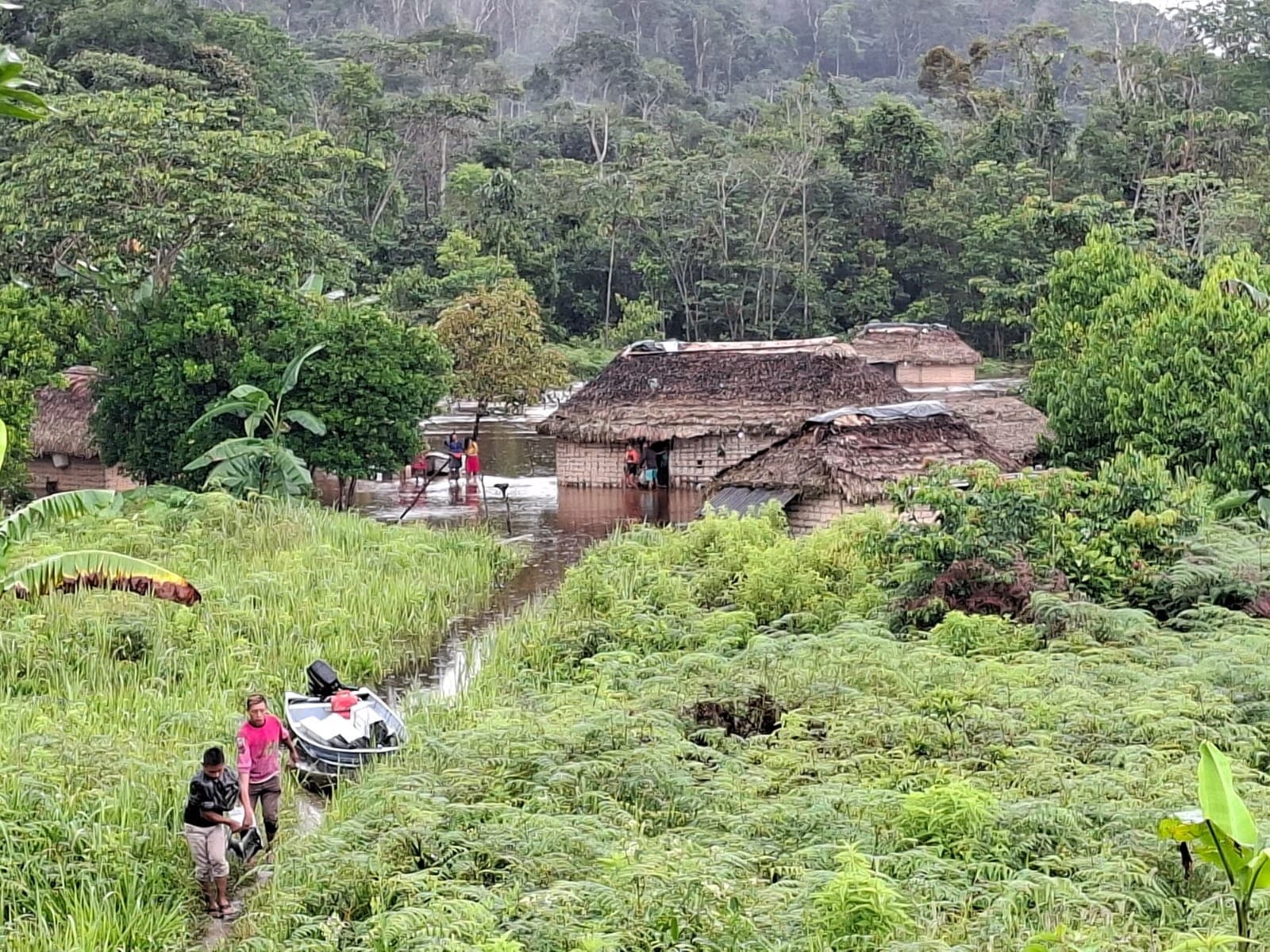 Militares do Corpo de Bombeiros trabalham em operação de resgate em área alagada em Roraima.