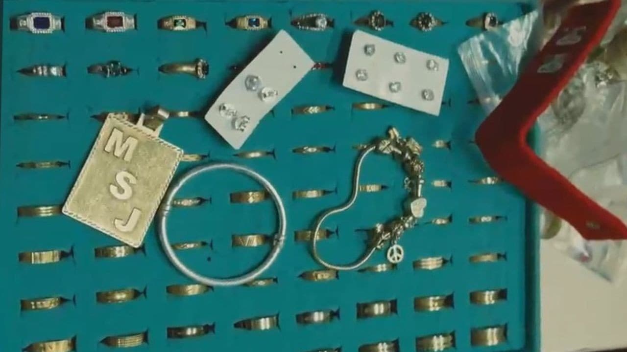 Policiais civis analisam peças de ouro apreendidas durante operação em Manaus.