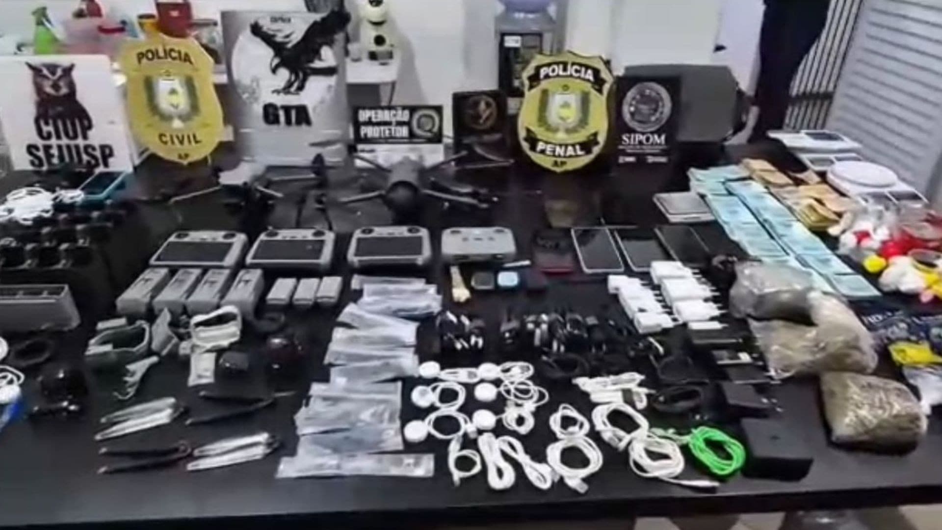 Drones e celulares apreendidos pela Polícia Civil durante ação em Macapá.